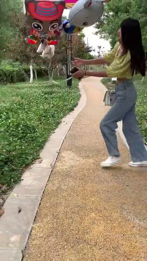  遛着遛着就起飞了,狗主人一脸懵圈,美女的表情亮了