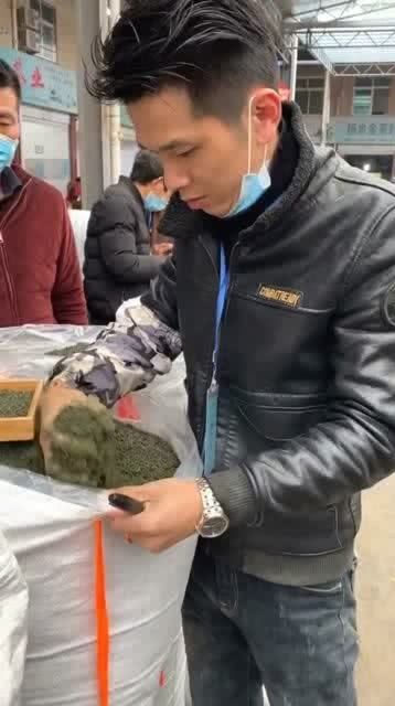  大哥用心炒的茶,小伙却这么对待,大哥表情亮了