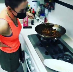  张柏芝炒菜怕伤脸全程戴口罩手叉腰姿势霸气