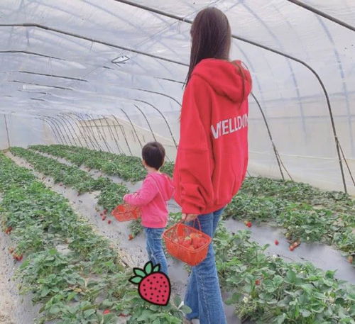  baby麻花辫封面似阳光少女,纤细漫画腿抢镜十足