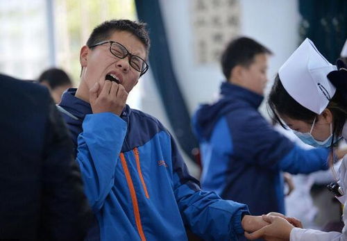  体育生打疫苗名场面走红,画风清奇,网友感叹当初学医好了