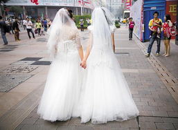  一对女同街头求祝福行人不知该如何反应