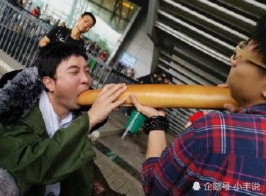  吃热狗上热搜,吃玉米又上热搜,他王思聪到底凭什么