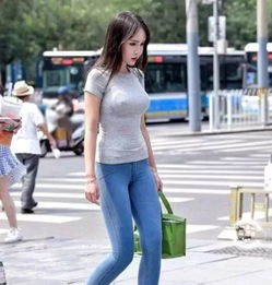  很阳光的妹子,紧身牛仔裤是不二的选择