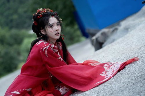  章若楠爆红狂接5代言,她最新广告穿红衣古装,造型美翻天