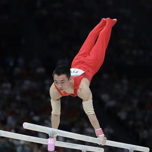  邹敬园卫冕体操男子双杠金牌