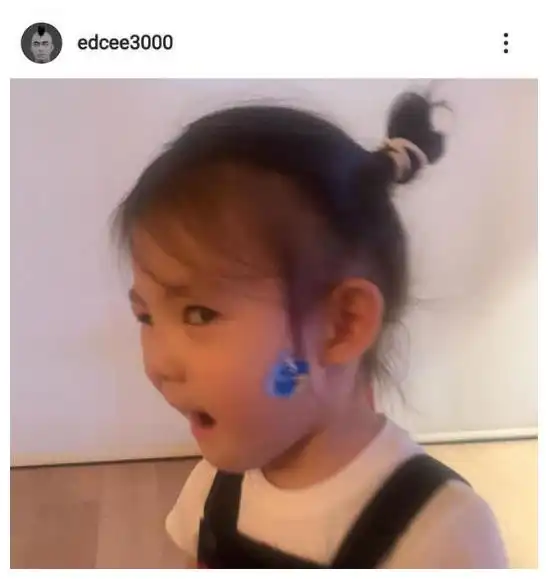  陈冠希女儿戴鲜花头饰,扎冲天辫,手牵小帅哥一脸坏笑