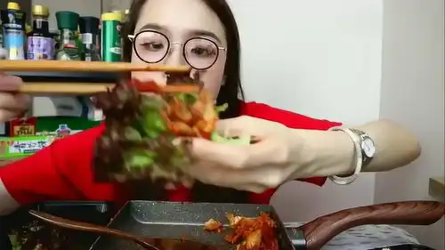  颜值特高的小仙女吃五花肉石锅拌饭,包起来往嘴里猛塞,真带劲