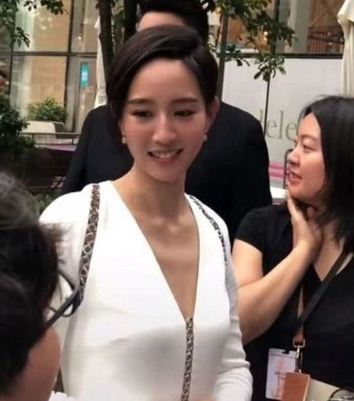  张钧甯现在也改走御姐风了镜头抓拍到生图,终于理解邱泽的审美