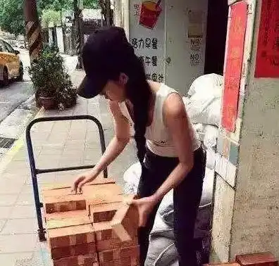  幽默,,和对象逛街时,他偷偷亲了我一下正好被老爸逮个正着女朋友