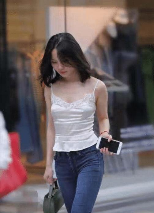  我说她是街上独一无二的美女,你们,应该不会反驳吧