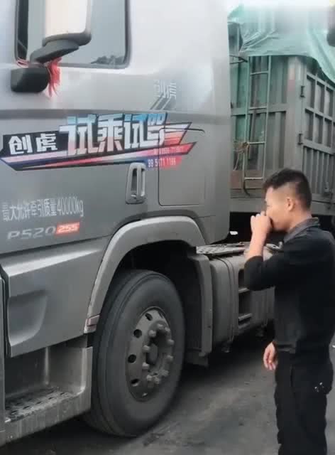  小二哥试驾现代重卡,你看兔兔这小表情,这是要干啥
