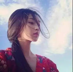 女头手拿枫叶头像女生