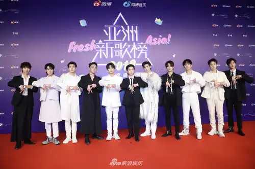  组图r1se亮相亚洲新歌榜红毯黑白搭配意气风发帅气有型
