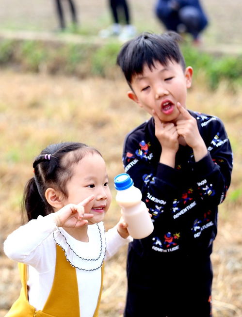  儿童趣图农民歌手大奖赛在油菜花田举办,孩子们看演出表情可爱