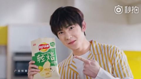  杨洋代言薯片全新tvc登陆电视快去捕捉居家好男人