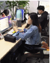  开心一刻就喜欢这调皮的表情,感觉恋爱了