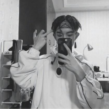  头像男伤感孤独,不想继续做颓废的男人了
