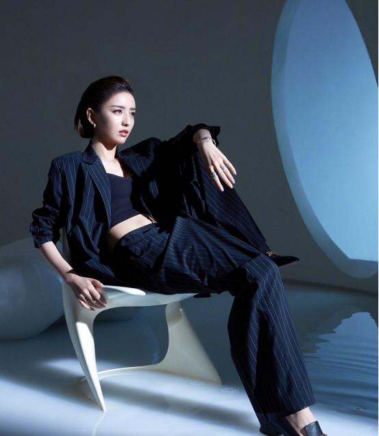  佟丽娅的魅力真挺强的,都当妈了还身材还这么柔软,让人羡慕
