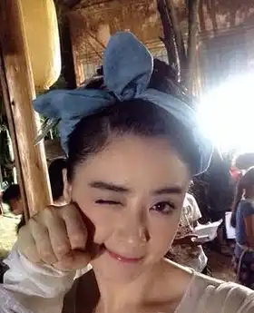  高圆圆梳丸子头嘟嘴看中日女神的卖萌绝招