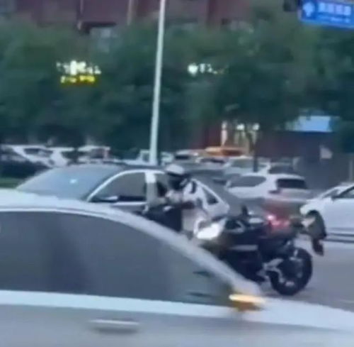  贾某男,28岁驾奔驰车拖拽摩托车骑手致手指骨折北京通州警方行拘