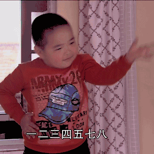  小男孩被广场舞大妈带坏,舞姿竟如此......