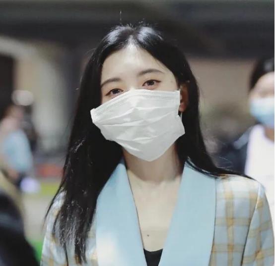  赵露思模仿鞠婧祎被嘲买大号口罩装脸小,松垮搭在脸上显做作