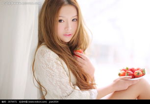  端着草莓坐着的美女图片免费下载编号3076971红动网