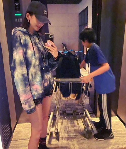  林志颖老婆带双胞胎儿子野餐,兄弟俩一黑一白,性格长相差异明显