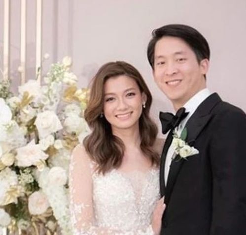  62岁朱玲玲与丈夫逛街,两人驻足看楼市行情,女方一系列撒娇动作尽显甜蜜