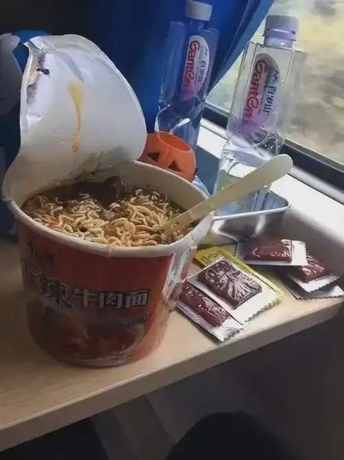  一觉醒来,年轻人连方便面都吃不起了