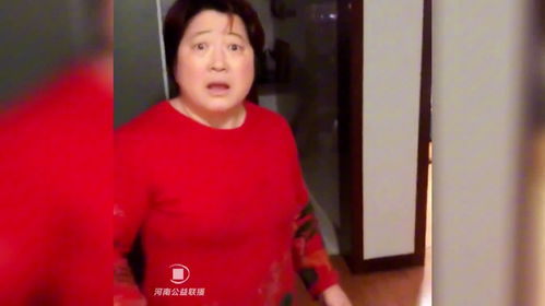  时隔四年远嫁女儿悄悄带娃回家,母亲不敢置信的表情让人破防