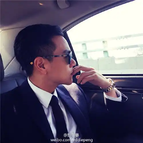 彭于晏拿镜子表情包