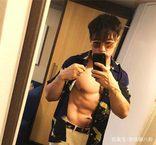  郭德纲爱徒烧饼晒腹肌照,网友这八块腹肌让白斩鸡情何以堪