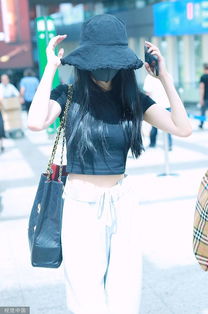  杨幂戴帽子口罩全副武装回国