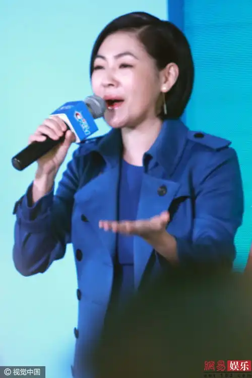  小s又秀表情包呲牙大笑露双下巴显富态