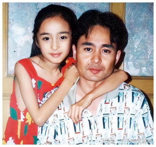  杨幂父母雨天苏州看楼盘,母亲拎爱马仕穿紧身裙,身材比女儿还好