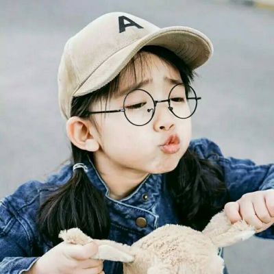  小女娃,好想我们也有一个,嘻嘻
