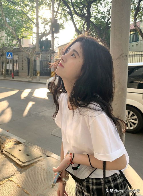  鞠婧祎穿短袖上街,将口罩挂在手臂上,没有凡尔赛就没有伤害