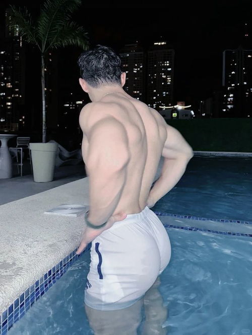  冷白皮肌肉男的夏日诱惑这位健身博主的海边写真太撩人了