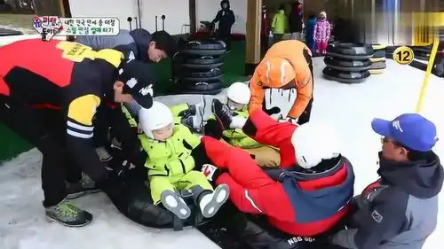  超人回来了宋爸爸带三胞胎滑雪橇,三胞胎表情太丰富了