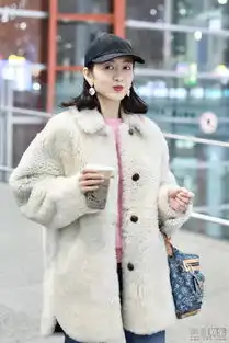  王鸥简洁装扮现身狂喝奶茶嘟嘴表情呆萌
