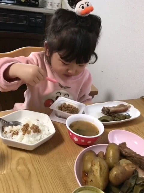  日本的孩子吃不惯东北的饭菜这表情真有戏