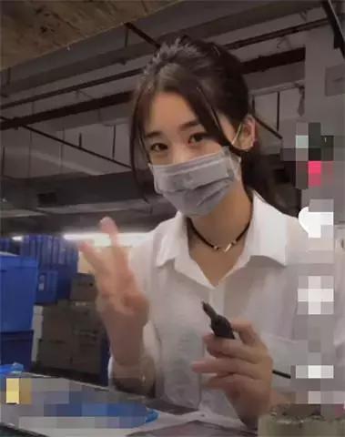  抖音最美厂花火了,当她摘下口罩后,网友还是戴上吧