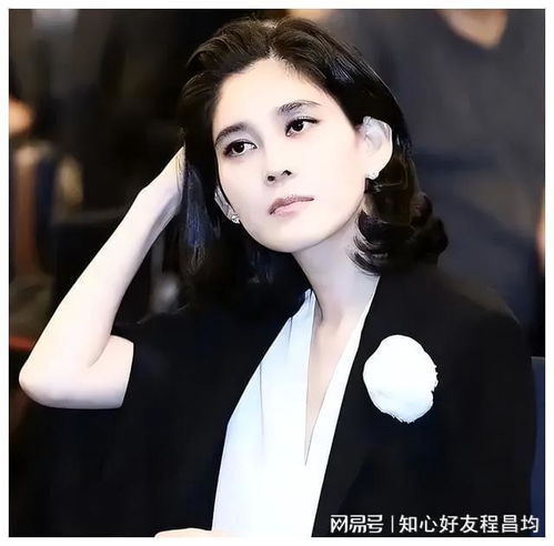  森林北发布新视频手提高跟鞋吃饭,34岁看着很像李冰冰
