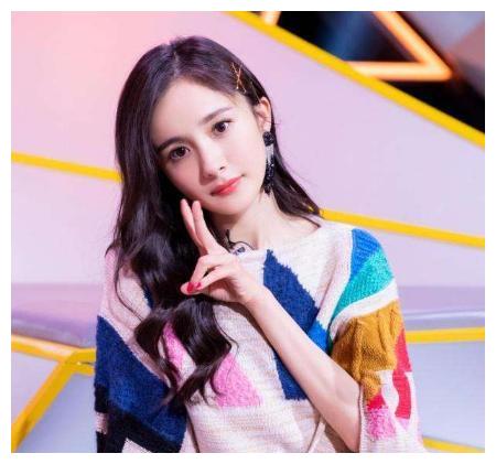  他曾经是杨幂的助手,因为他的高颜值受到导演的喜爱,九年后