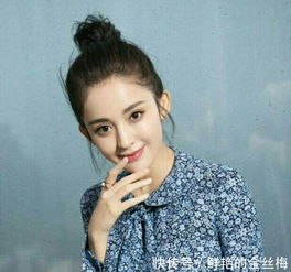  古力娜扎的清新蓝色系碎花裙,柔美雅致中又夹杂着一丝复古韵味