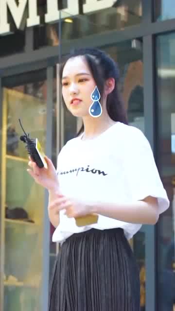  街头采访小情侣,美女的回答亮了网友男生有异性朋友怎么啦
