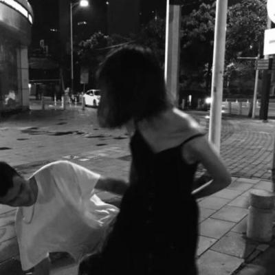  男生有时是不懂女生的忧伤,黑白女生头像伤感侧面头像