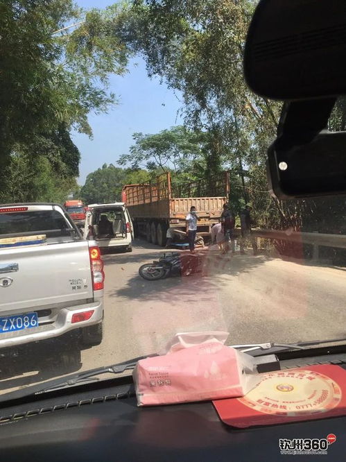  大单事发茅岭桥路段,一男子倒在大货车底,表情十分痛苦